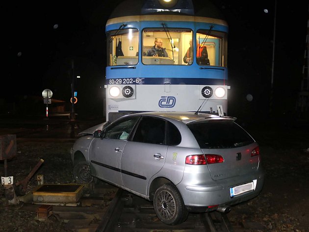 Silně opilý řidič vjel pod vlak. Komplikoval provoz na trati vedoucí k Třebíči