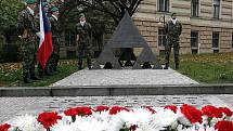 K 20. výročí Sametové revoluce položili brněnští představitelé kytice k pomníku tří odbojů.