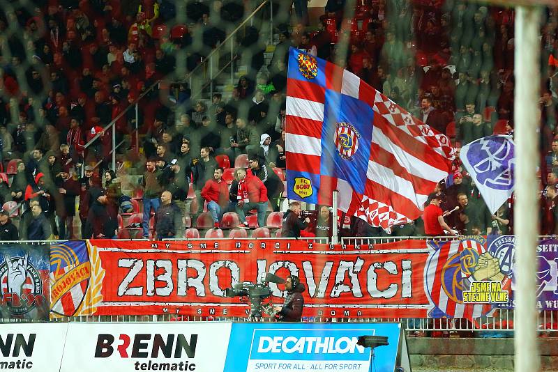 Fotbalisté Zbrojovky (v červeném) prohráli v derby s Líšní 1:3