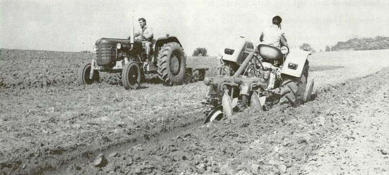 Zetor 4011 při orbě po roce 1960.