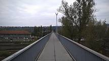Nejdelší lávka pro pěší v Brně je v maloměřickém depu. Síť kolejí překlenuje asi 250 metrů dlouhý most. Před pár lety při údržbě natřeli zrezivělou železnou konstrukci šedou barvou.
