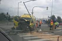 Čtyři lidé se zranili při nehodě sanitky s autem v Modřicích na Brněnsku. Vozy se střetly ve čtvrtek před devátou hodinou ráno.