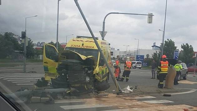 Čtyři lidé se zranili při nehodě sanitky s autem v Modřicích na Brněnsku. Vozy se střetly ve čtvrtek před devátou hodinou ráno.