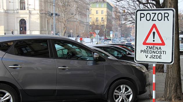 V brněnské ulici Za Divadlem se změnila přednost v jízdě. Některé řidiče to zmátlo.