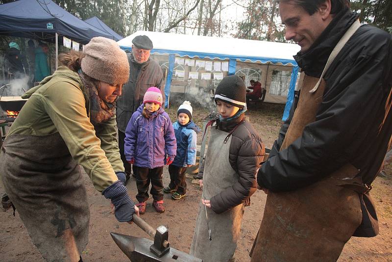 Jak fungují některá řemesla poznaly děti ve Středisku volného času Lužánky na pobočce na Lesné.