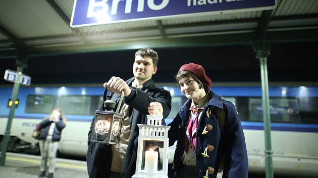 Už po čtyřiatřicáté přivezli v sobotu před třetí neděli adventní skauti Betlémské světlo vlakem z Vídně na brněnské hlavní nádraží.