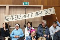 Na středečním jednání zastupitelstva brněnské Bystrce vystoupili lidé, kteří se vyjadřovali k usnesení místních radních. V něm odmítli působení politicky zaměřených neziskových organizacích na bystrckých školách.