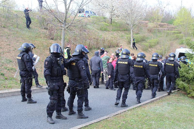 Jihomoravští policisté ve spolupráci s moravskoslezskými ve středu v Brně trénovali zásah proti demonstrantům. Cvičení se zúčastnily tři stovky policistů.