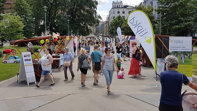 Na brněnském Moravském náměstí se u příležitosti Světového dne roztroušené sklerózy konala akce Rozsviťme ČR.