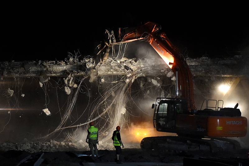 Brno 18.4.2020 - demolice mostu na dálnici D1