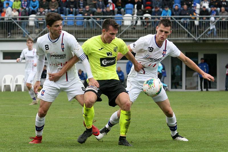 Rosice 05.10.2019 - domácí SK Líšeň v bílém (Jan Hlavica a Ondřej Bačo) proti FK Ústí nad Labem (Lukáš Matějka)