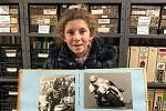 Ophelie Zlata Isher ukazuje část sbírky historických fotografií, ktero její otec získal v Brně.