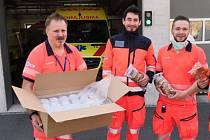 Různé dary dostali krajští záchranáři za práci, kterou dělají v současné situaci, kdy Českou republiku trápí koronavirus.