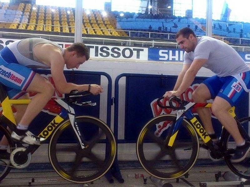 Brněnští dráhaři Tomáš Bábek a Adam Ptáčník (zleva) se rozjíždějí na velodromu v kolumbijském Cali.