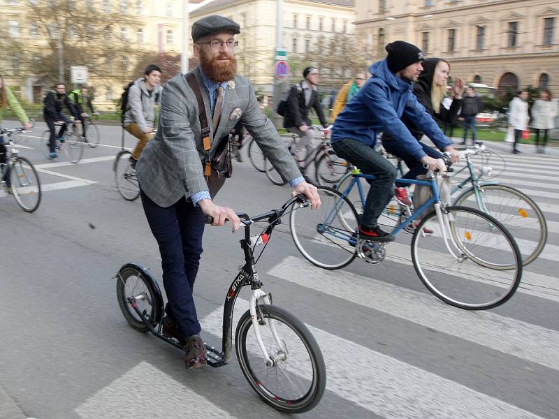 Téměř pět stovek mužů, žen a dětí v pátek vyrazilo z Moravského náměstí na první letošní cyklojízdu.