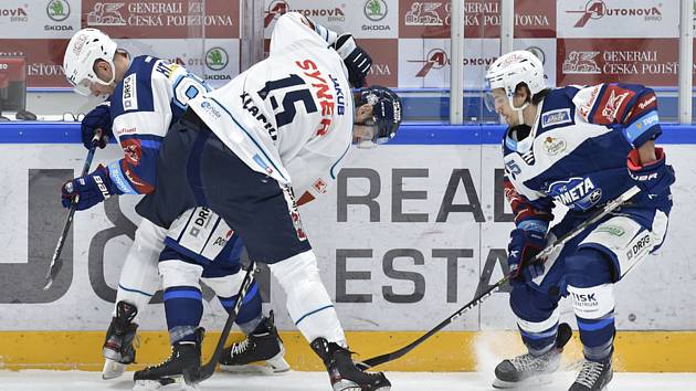 Z ledu libereckých Bílých Tygrů si hokejisté Komety Brno (v modrém) přivezli všechny tři body za vítězství 4:2.