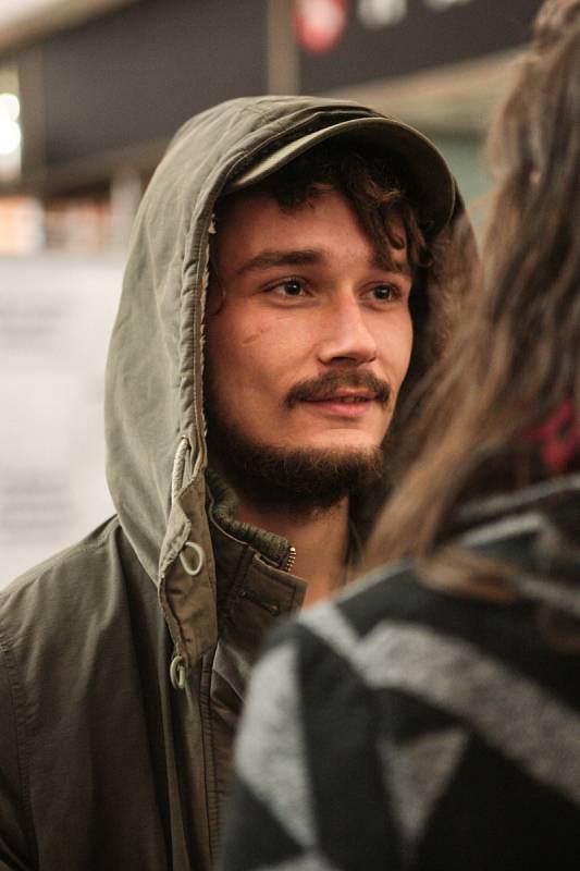 Stojí nebo sedí na lavičkách a dívají se jednu minutu navzájem do očí. Kolem nich jsou rozmístěné cedule a stojany s nápisy. Podobné skupiny lidí mohli ve čtvrtek potkat kolemjdoucí v Brně v obchodním centru Omega nebo v podchodu u hlavního nádraží.