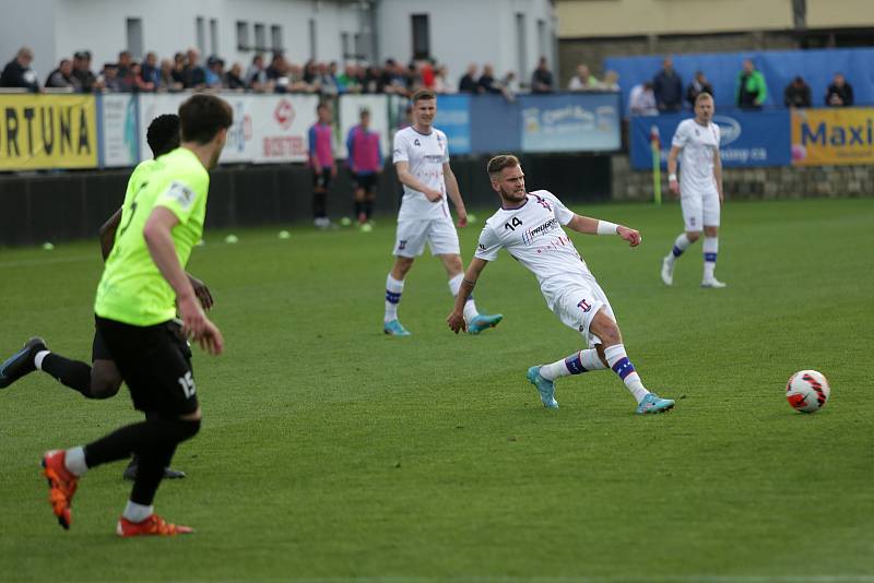 Líšeňští fotbalisté (v bílém) porazili v utkání 27. kola FORTUNA:NÁRODNÍ LIGY na domácím hřišti Prostějov 2:0.