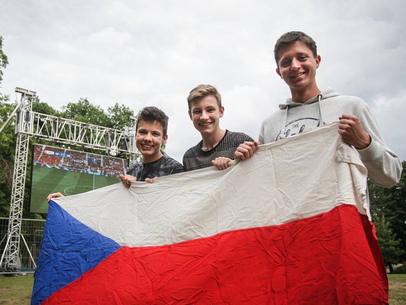 Ačkoliv svou premiéru na mistrovství Evropy ve fotbale čeští reprezentanti hráli již ve tři hodiny odpoledne, fanoušci si přesto našli čas na sledování zápasu se Španělskem i v Brně. Asi tři stovky jich sledovaly zápas na Moravském náměstí.