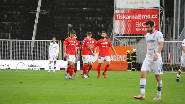 Fotbalisté Zbrojovky (v červeném) ovládli brněnské derby, Líšeň zdolali 3:0.