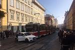 Nehoda tramvaje a bílého auta ve Veveří ulici v Brně.