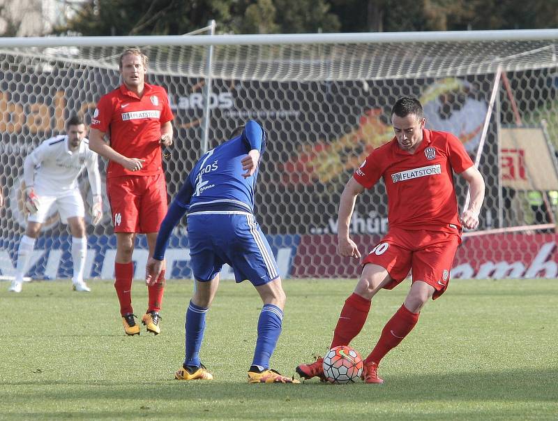 Fotbalisté Zbrojovky (v červeném) porazili Olomouc 2:0.