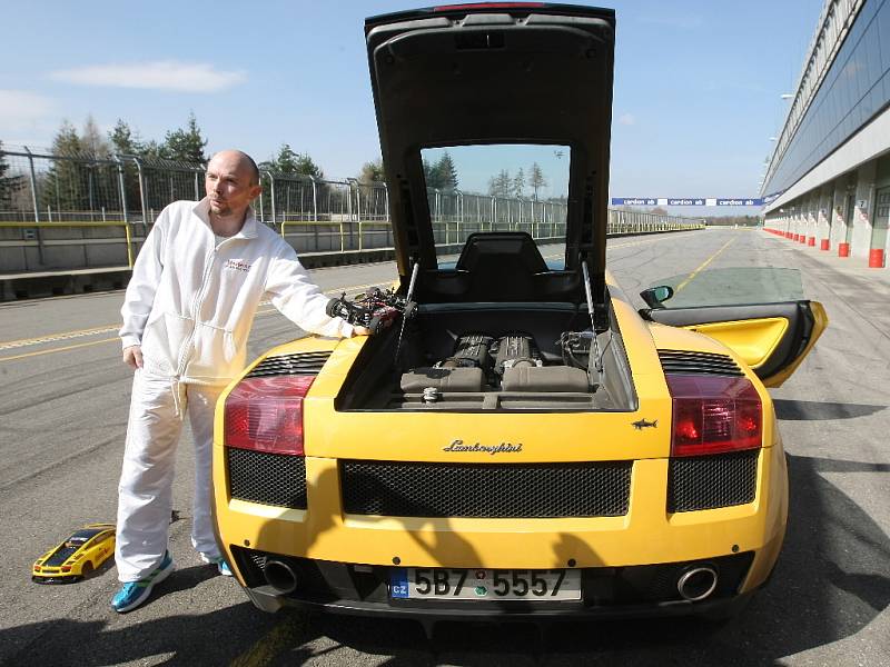 Na Masarykově okruhu se proháněl supersport Lamborghini Gallardo spolu se svojí vlastní zmenšeninou v měřítku 1:10. Model řídil spolujezdec sedící ve skutečném voze – nadšenec do RC modelů Igor Vlahovič.