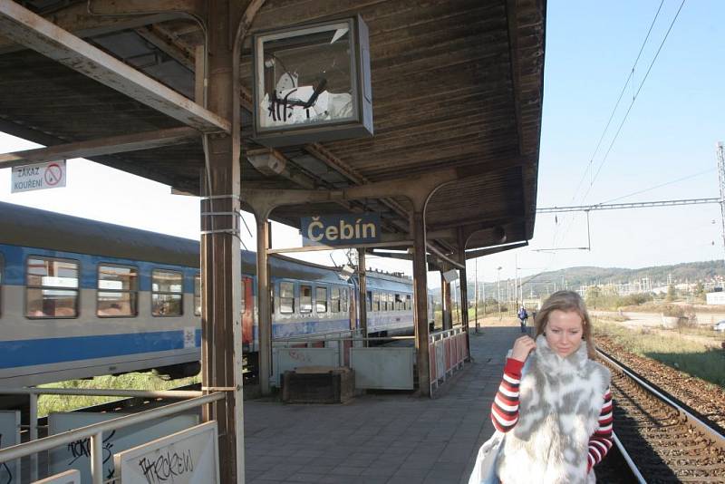 Poničené nádraží v Čebíně
