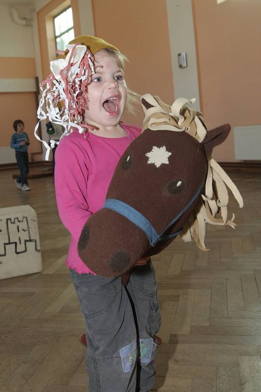 Do světa pohádek se na sobotní odpoledne přenesly děti v brněnském Žebětíně. Centrum volného času Cvoček pro ně připravilo program Ať žijí rytíři! 