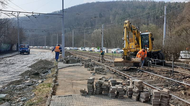 U zastávky Kamenolom na hranici brněnské Bystrce a Komína praskl v pátek ráno Vírský vodovod.