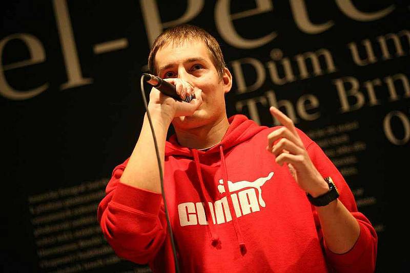 Regionální kolo soutěže slam poetry Brno, které ve středu večer hostil Dům umění na Malinovského náměstí, vyhrál Mirek Kynčl. 