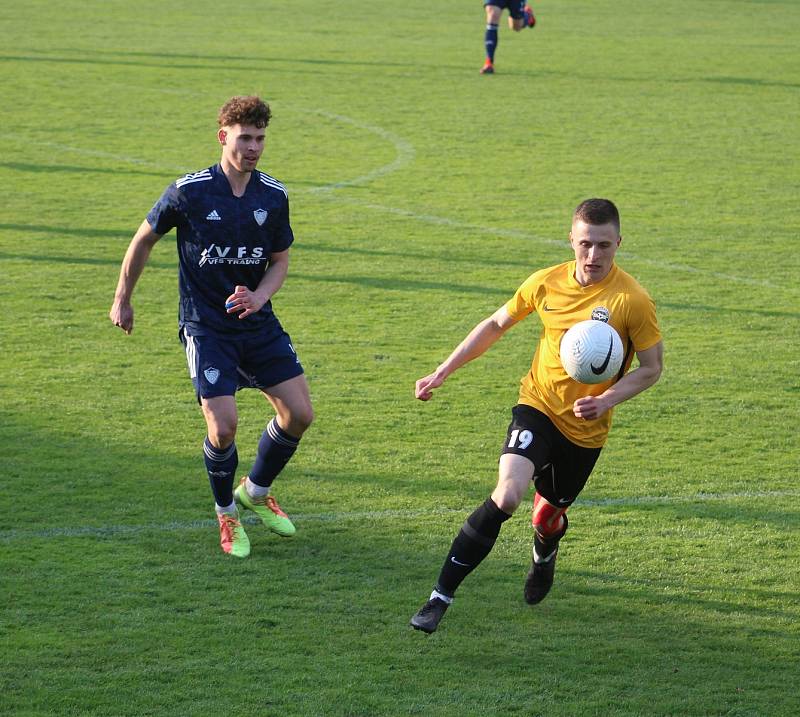 Fotbalisté Slovanu Rosice (ve žlutém) zdolali ve 24. kole MSFL tým Vrchoviny 3:0