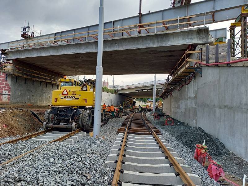 Montáž kolejí ve vyloučené tramvajové trati. Foto z první poloviny srpna.