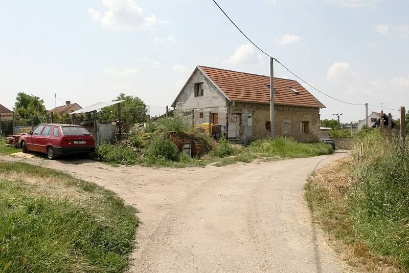 Těla tří mrtvých dětí našli policisté v rodinném domě (na snímku) ve Vlasaticích na Pohořelicku.