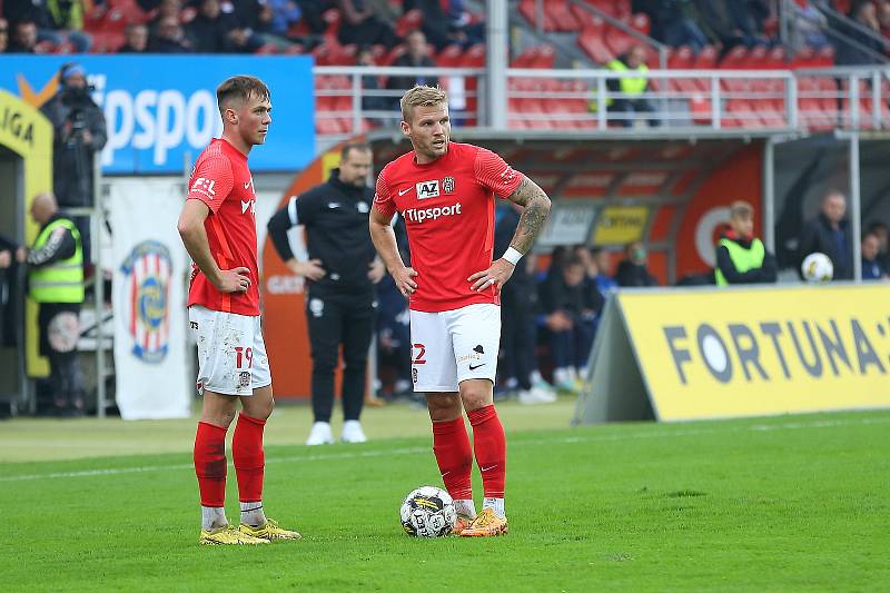 Brněnští fotbalisté (v červeném) na domácím trávníku zdolali Liberec 3:0.