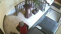 Zloději ukradli z automatu na kávu peníze.