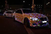 Skupina mladých brněnských řidičů se rozhodla, že rozveze před Vánoci po Brně radost. Svá auta proto vyzdobili světelnými řetězy a vyrazili s nimi do centra města.