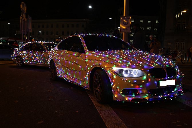 Skupina mladých brněnských řidičů se rozhodla, že rozveze před Vánoci po Brně radost. Svá auta proto vyzdobili světelnými řetězy a vyrazili s nimi do centra města.