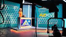 Televizní soutěž AZ-kvíz uvidí diváci na obrazovkách po osmi letech z nové dekorace, s novou vnitřní grafikou i znělkou. Moderátoři a pravidla hry zůstávají stejné.