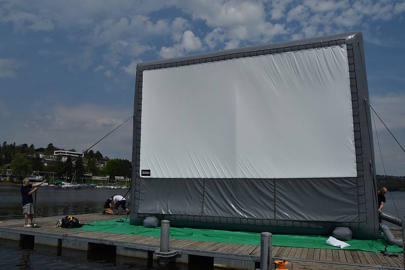 Blízko pláže U sirky na Brněnské přehradě ve středu dopoledne nafukovali pracovníci plovoucí kino.