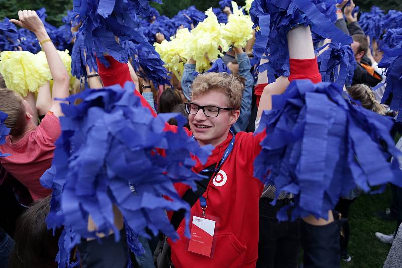 Přes dvě stě padesát lidí vytvořilo v v brněnských Lužánkách živou vlajku Evropské unie.