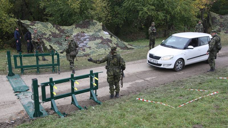 V areálu rozvodny v Sokolnicích na Brněnsku ve středu cvičili zásahy vojáci, policisté a záchranáři Českého červeného kříže.