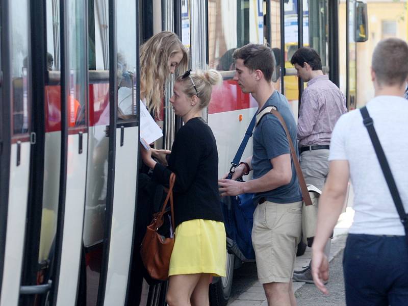 Při výluce přesedají cestující do Brna například na dolním nádraží. K hlavnímu nádraží je přepravují náhradní autobusy.