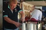 Ochutnat piva z pěti malých pivovarů se vydali lidé v sobotu a v neděli na brněnský hrad Veveří u Brněnské přehrady. Návštěvníci na nádvoří Příhrádku ochutnali piva pěti malých regionálních pivovarů. 