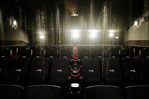 V novém kinosále s technologií 4DX na diváky prší a sněží. Nechybí ani vůně kávy nebo střelného prachu