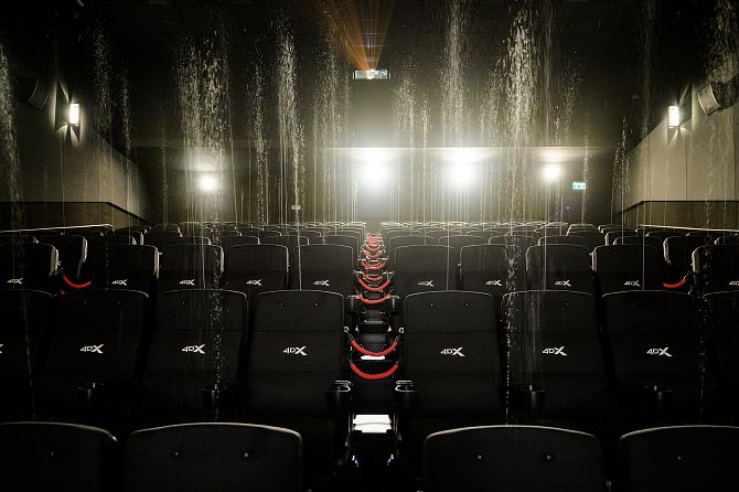 V novém kinosále s technologií 4DX na diváky prší a sněží. Nechybí ani vůně kávy nebo střelného prachu