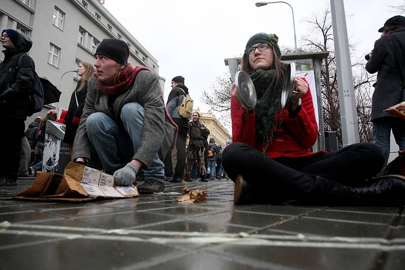 Až pět tisíc studentů dnes vyšlo v Brně do ulic. Protestují proti nové reformě školství.