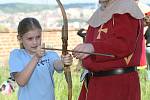 Děti si ve středu na brněnském hradě Špilberk vyzkoušely historické zbraně.