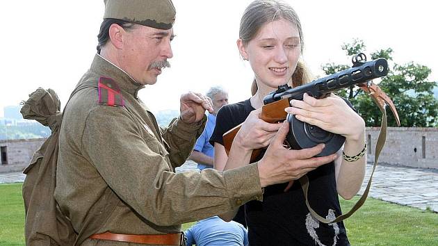 Děti si ve středu na brněnském hradě Špilberk vyzkoušely historické zbraně.