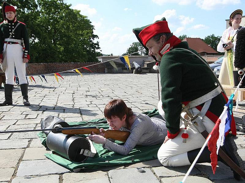 Děti si ve středu na brněnském hradě Špilberk vyzkoušely historické zbraně.